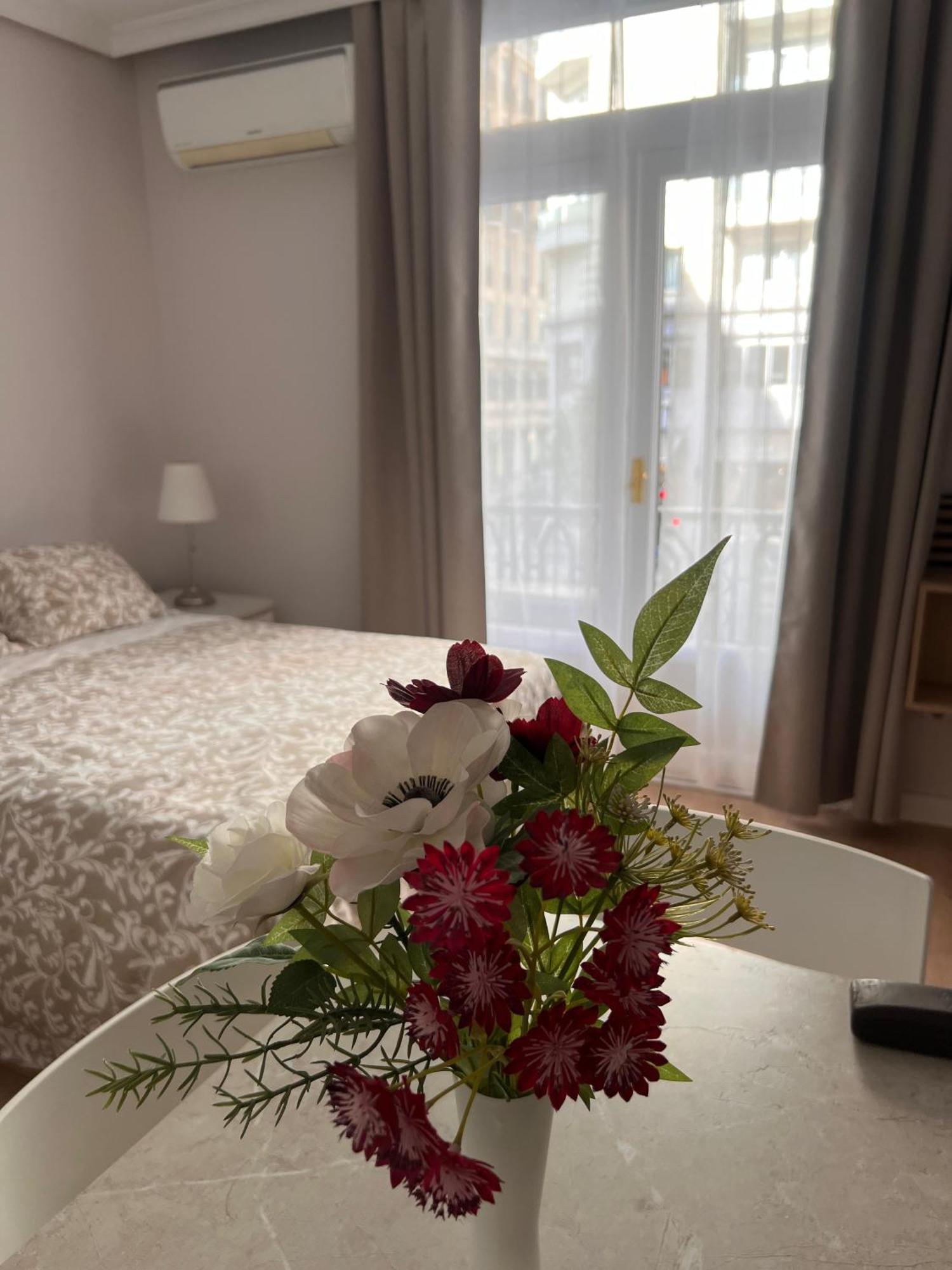 Room Gran Via Apartments, Madrid